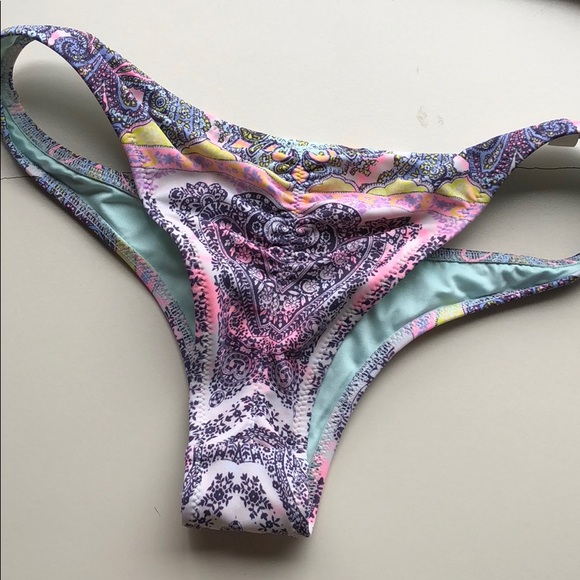 Bikini - Picture 2 of 3